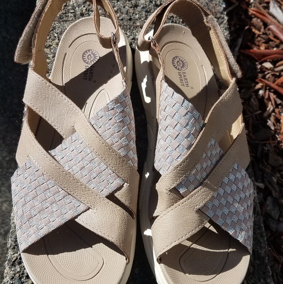 easy spirit velcro sandals